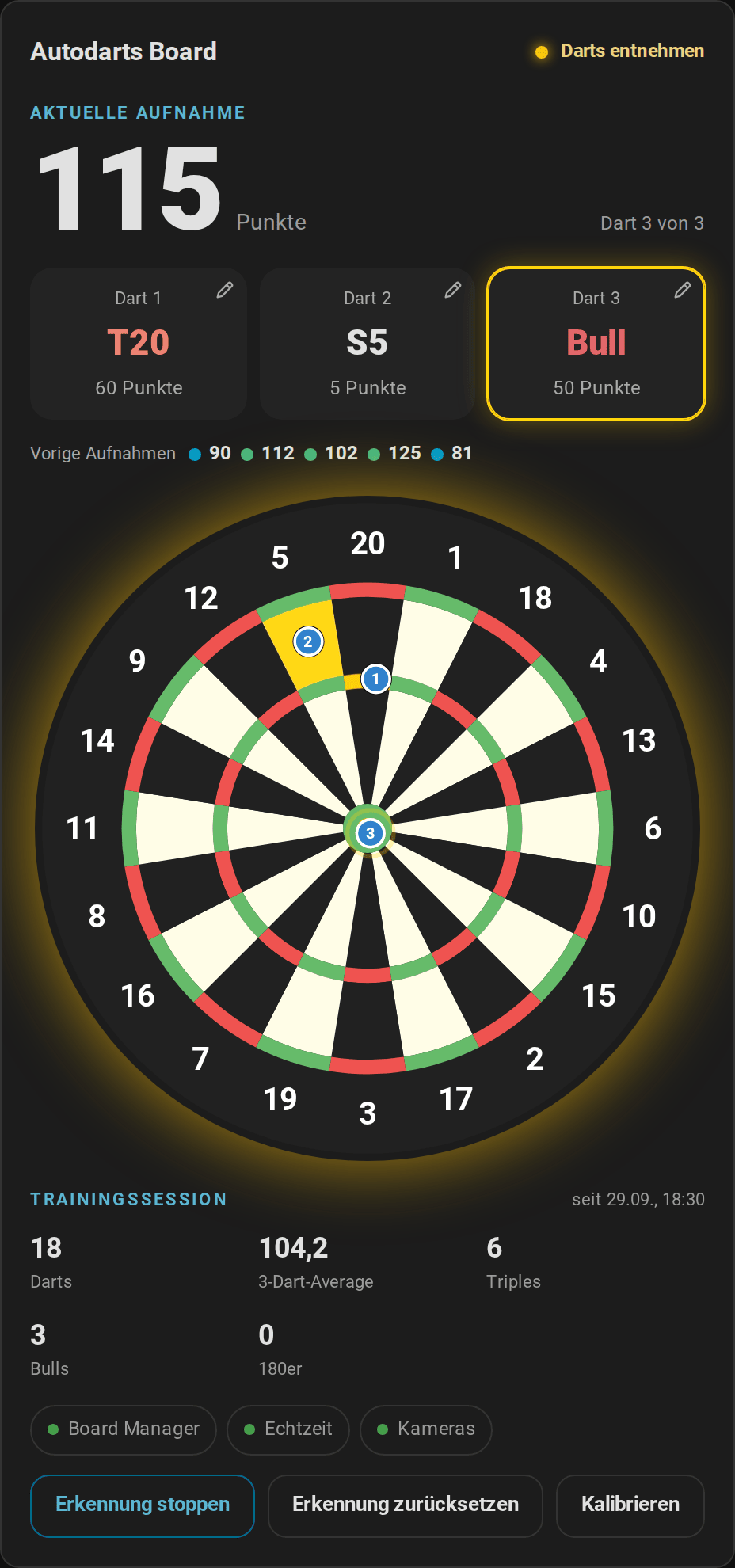 Die Live-Karte mit der Scheibe unten im Autodarts-Stil: über der Scheibe die Aufnahme aus T20, S5 und Bull mit 115 Punkten, darunter die Trainingssession und die Steuerung