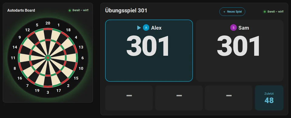 Animation: ein 301-Match auf der Live-Karte und der Anzeigetafel nebeneinander. Alex wirft drei Triple 20, die Felder leuchten auf und die Anzeigetafel zählt auf 121 herunter; Sam wirft 85; Alex checkt 121 mit T20, Single-Bull und D18 zum Game shot