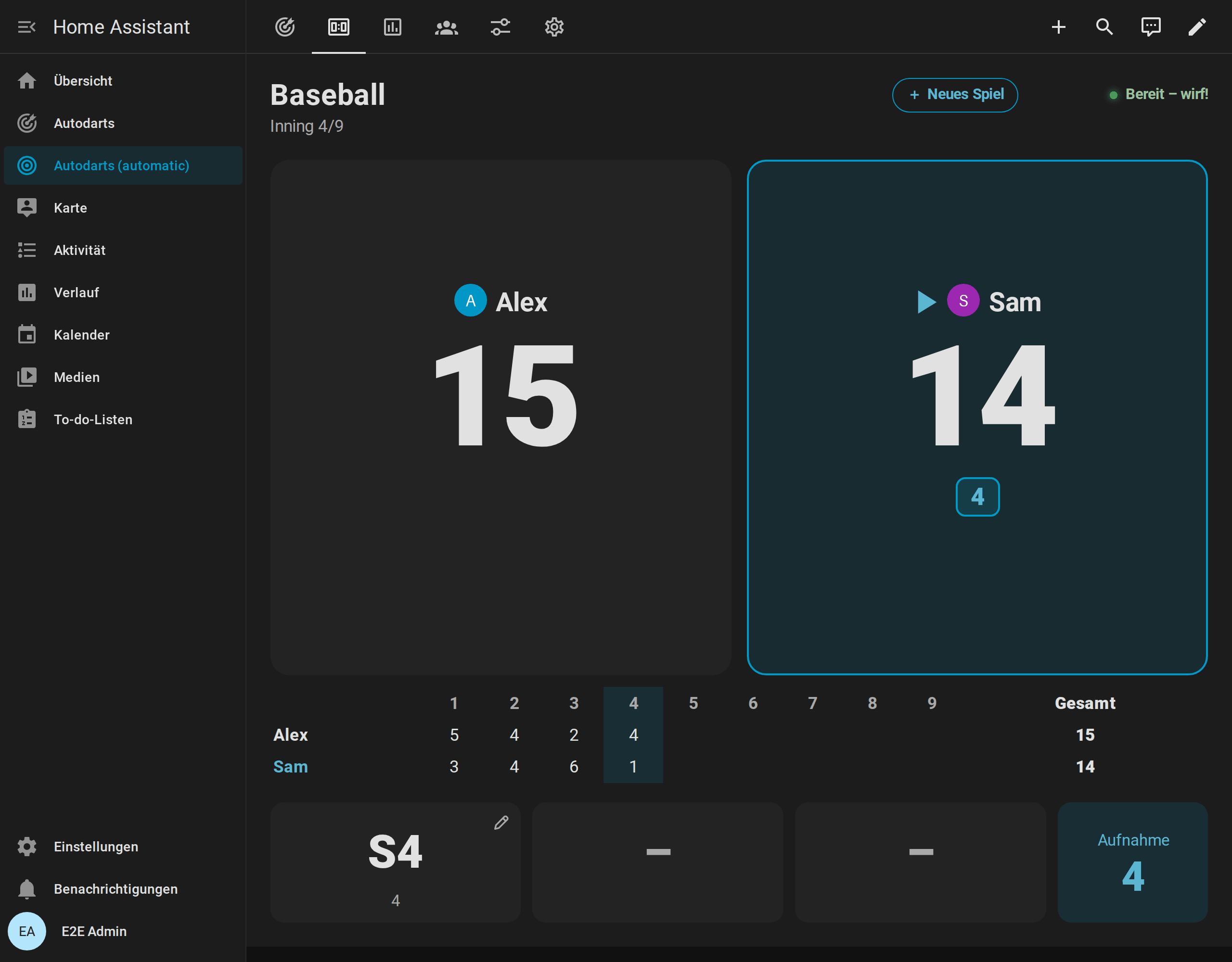 Anzeigetafel bei Baseball zwischen Alex und Sam im vierten Inning: Alex mit 15 Runs, Sam am Board mit 14, und die Scorekarte jedes Innings