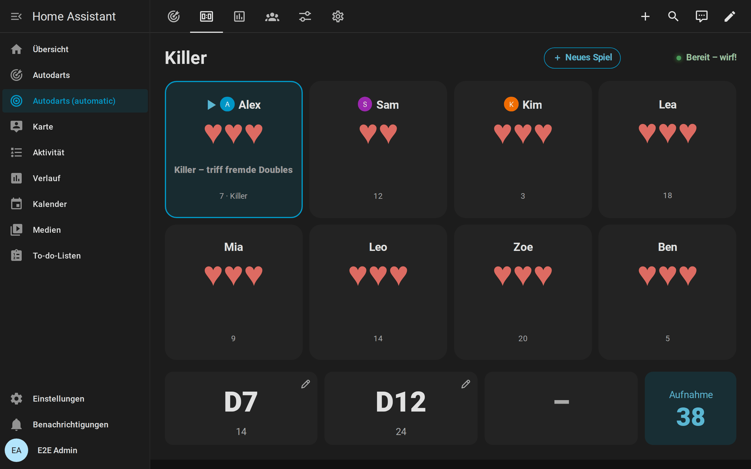 Anzeigetafel bei Killer für eine Runde von acht, Alex bis Ben, in zwei Reihen mit je vier Kacheln: Alex am Board als Killer, Sam mit noch zwei Leben